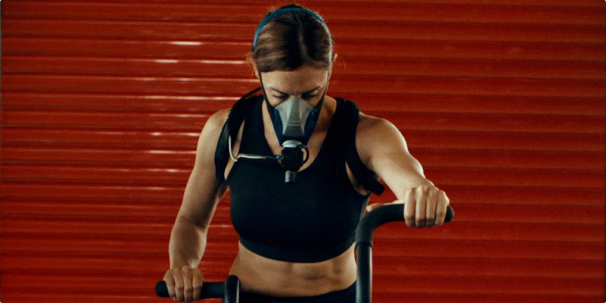 Athlete performing VO2 max testing with mask during zone 2 cardio training to measure fat burning and endurance